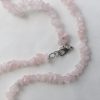 collier ras de cou quart rose