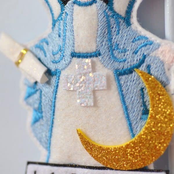 décoration brodée représentant l'arcane de tarot la papesse ou grande prêtresse